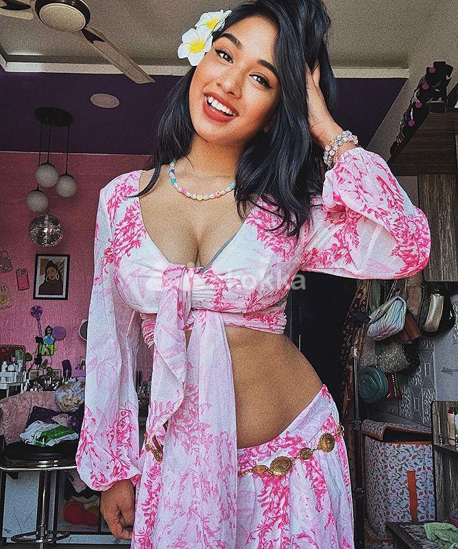 My pussy needs a strong dick for real pleasure.