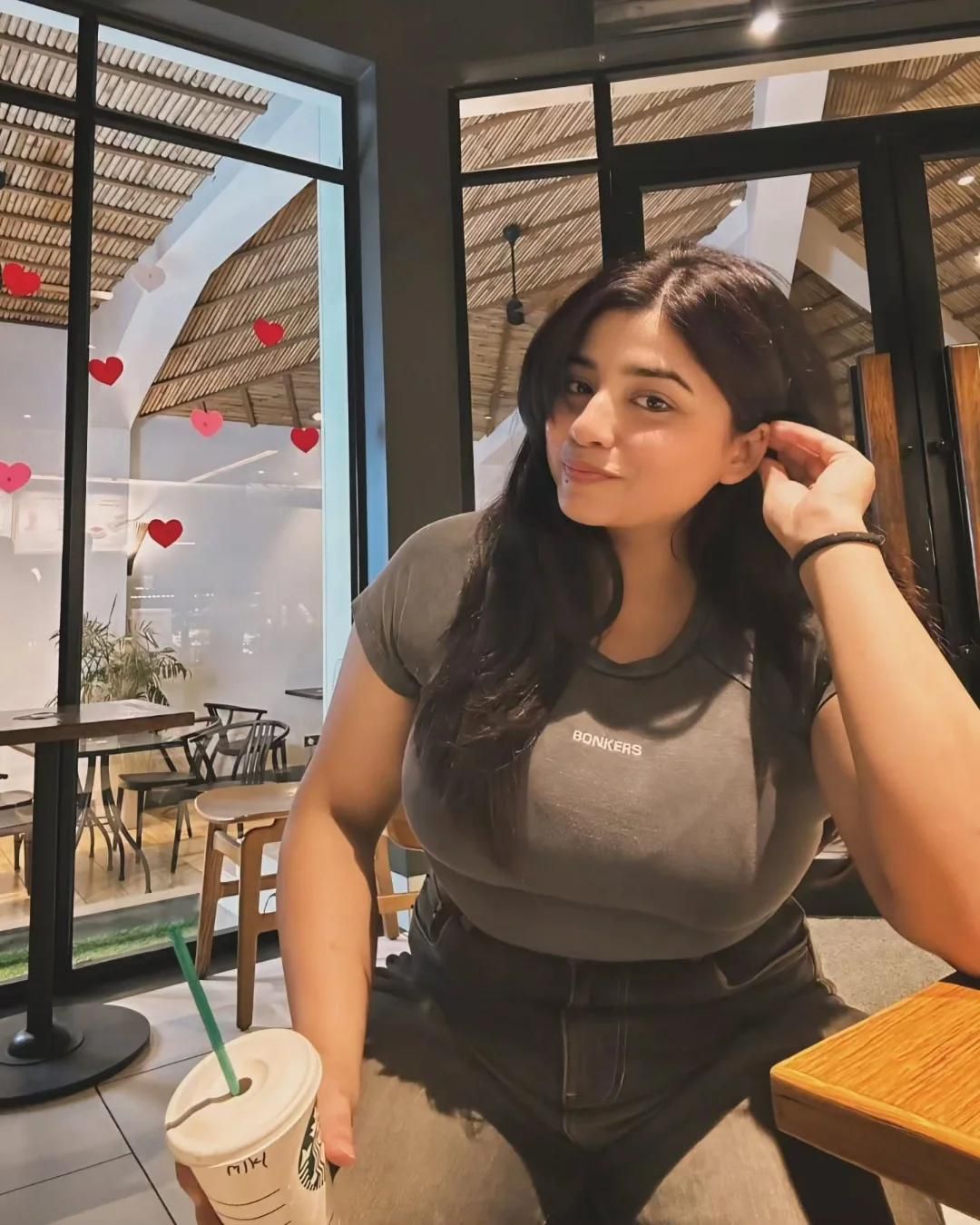 ANDHERI  ROYAL CLASS HOTY GGIRL AND NAUGHTY HOUSWIFE AVAILBLE