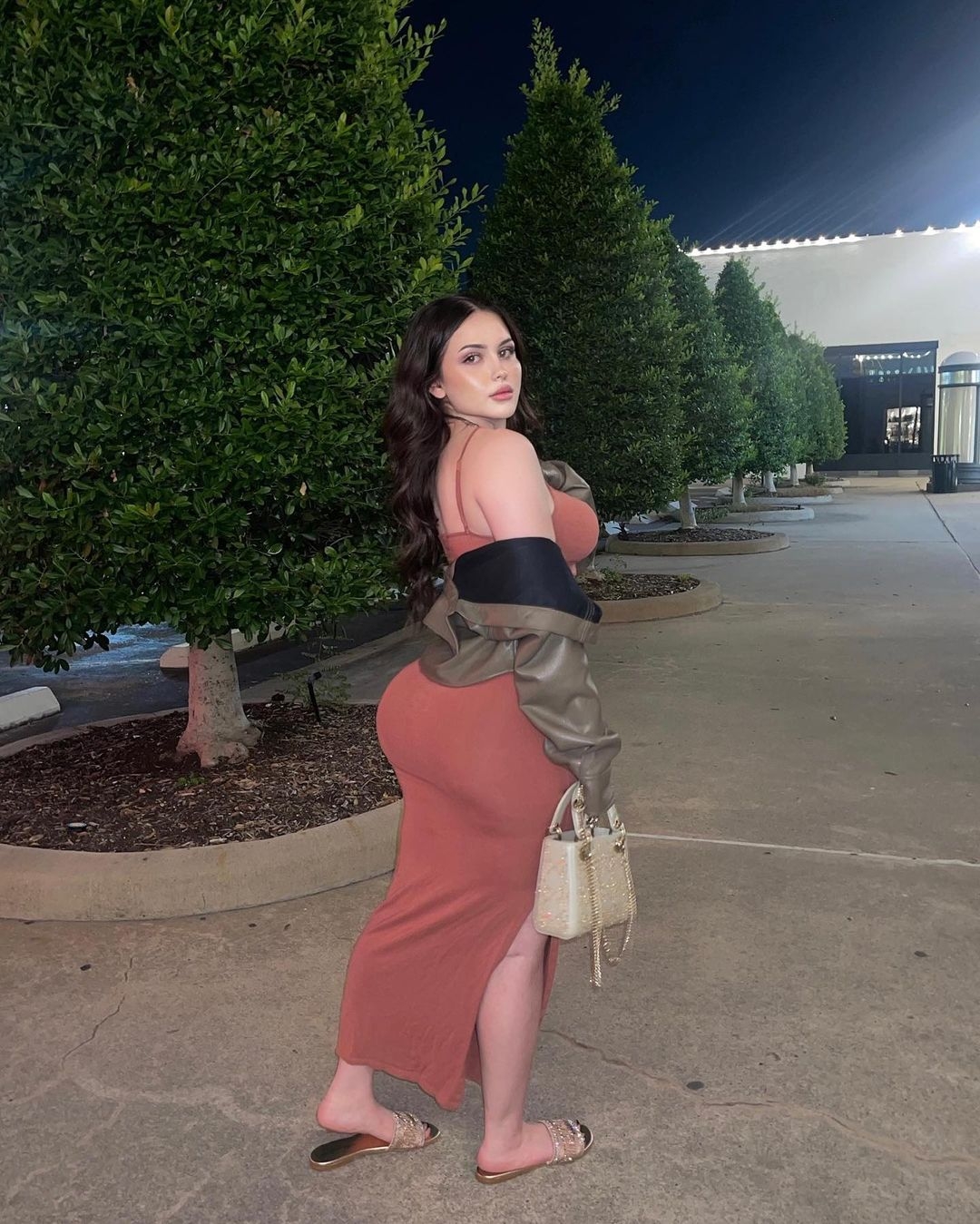 No Advance Cash Payment Call Girls In Holiday Inn New Delhi Mayur Vihar Delhi Genuine Female Escorts Service