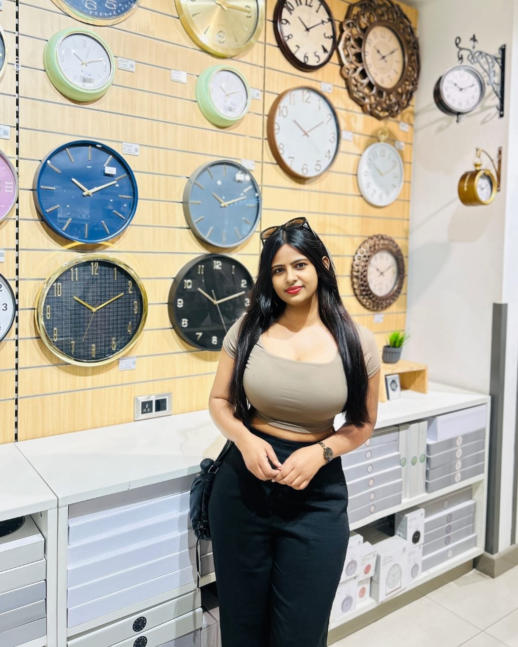 INDORE 𝟐𝟎𝟎𝟎 SAFE AND SECURE GENUINE SERVICE UNLIMITED ENJOY ‎NEW GOOD LOOKING STAFF AVAILABLE